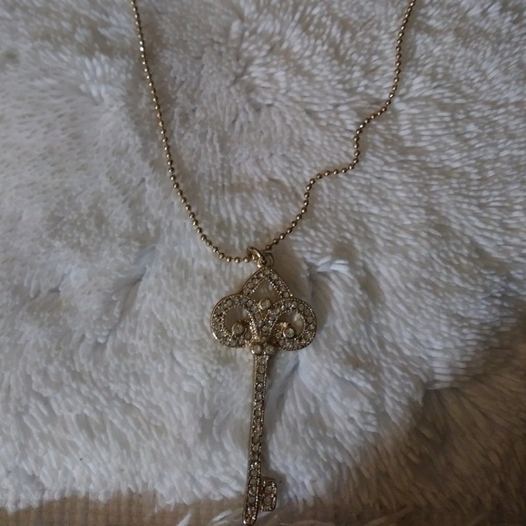 Beautiful Gold Plated Crystal Key Necklace🌷 - Picture 4 of 4